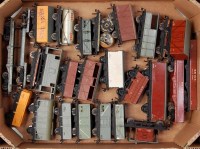 Lot 610 - Tray containing 26 Hornby Dublo D1 and SD6...