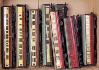 Lot 614 - 10 Hornby Dublo coaches mixed metal and...