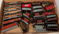 Lot 633 - 27 Hornby Dublo 3-rail wagons (F-G)