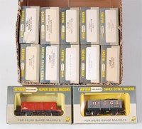 Lot 673 - 12 boxed Wrenn wagons including W4640, W5010...