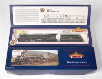 Lot 913 - A Bachmann 31-552 BR lined green class V2...