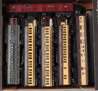 Lot 923 - Tray containing 21 coaches by Triang, Hornby,...