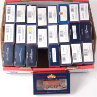 Lot 1060 - 24 Bachmann boxed four-wheel wagons, some...