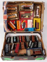 Lot 1003 - 2 trays containing 12 boxed, 21 unboxed wagons...