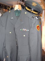 Lot 626 - 5 US Army tunics with one set of insignia, a...