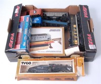 Lot 1027 - Mixed lot containing 3 Triang Pullman cars, 2...