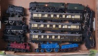 Lot 1033 - 8 assorted Hornby, Traing, and Airfix 00 gauge...