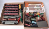Lot 1034 - 4 trays of mixed 00 gauge items to include...