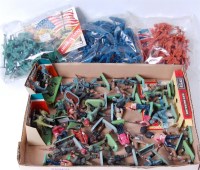 Lot 1240 - 33 assorted Britains Deetail figures to...