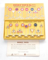 Lot 1997 - Dinky Toys, 771 International Road Signs, set...