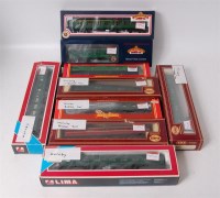 Lot 1089 - Bachmann 34550A and 39253 coaches (G-BG),...