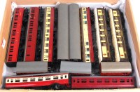 Lot 812 - Triang medium length coaches Pullman Jane and...