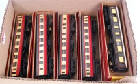 Lot 836 - 6 Trix Twin Railway scale length coaches,...