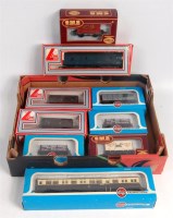 Lot 845 - Airfix GWR autocoach, 5 wagons including...
