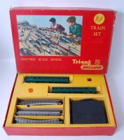 Lot 853 - A Triang RF train set containing 2 car EMU,...