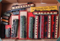 Lot 879 - Tray containing Triang R259/R35 'Britannia'...