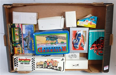 Lot 3194 - 12 various boxed modern release tinplate and...