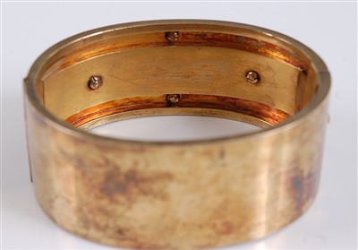 Lot 1195 - A late Victorian yellow metal hinged oval...