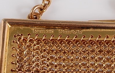 Lot 1198 - A 9ct yellow gold meshlink coin purse, the...
