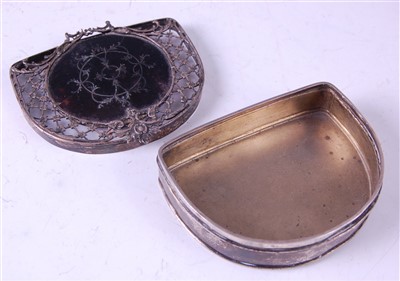 Lot 1133 - A George V silver trinket box and cover, of...