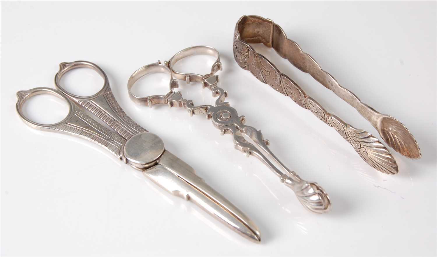 Lot 1155 - A pair of George IV silver grape scissors,...