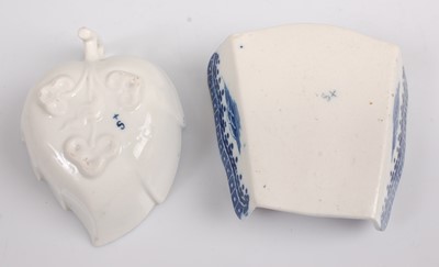 Lot 1050 - A late 18th century Caughley porcelain blue...