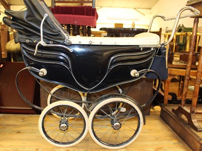 Lot 1260 - A Silver Cross baby's pram