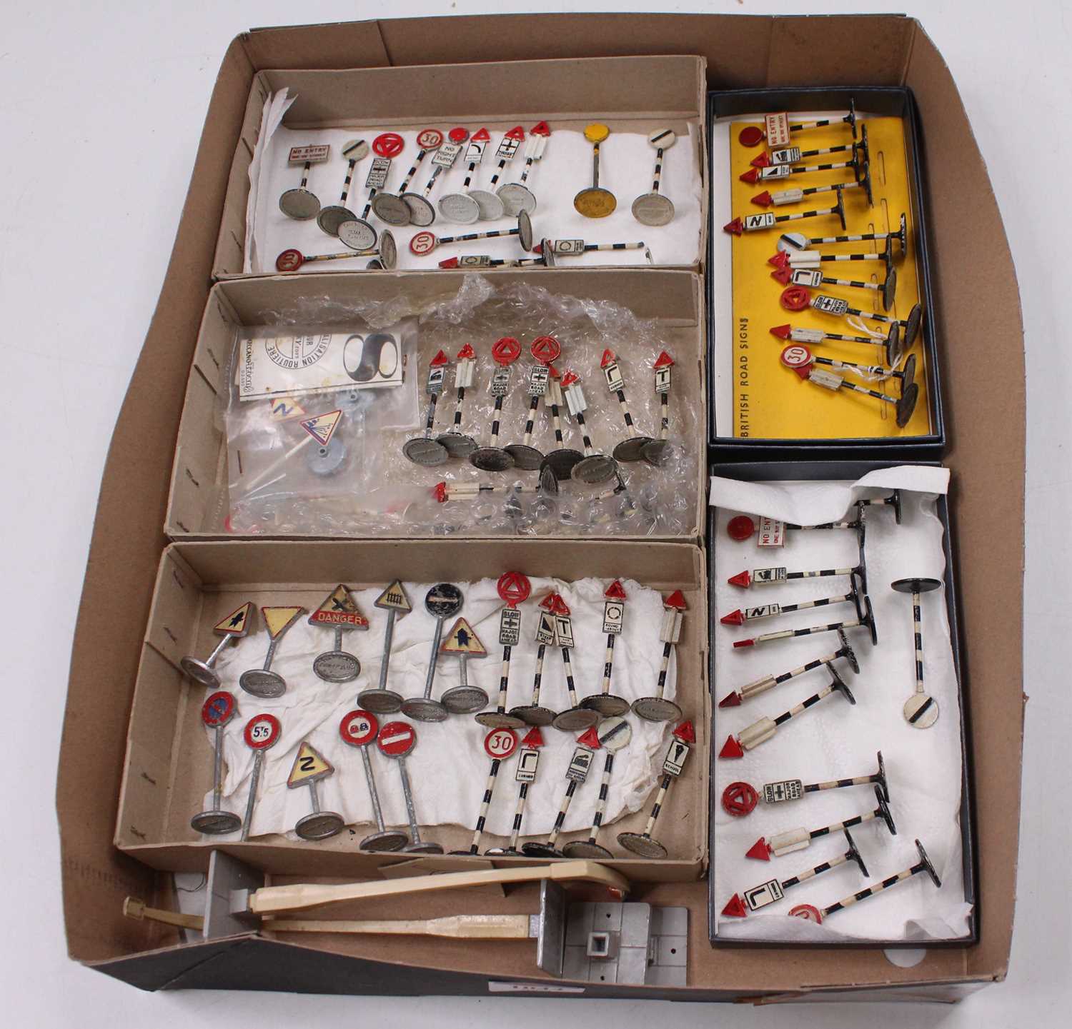 Lot 1044 - 1 tray consisting of a large quantity of Dinky...
