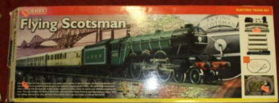 Lot 1539 - A Hornby 00 gauge Flying Scotsman gift set...