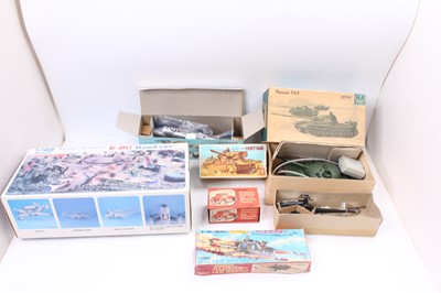 Lot 1781 - 6 various boxed plastic and tinplate Military...