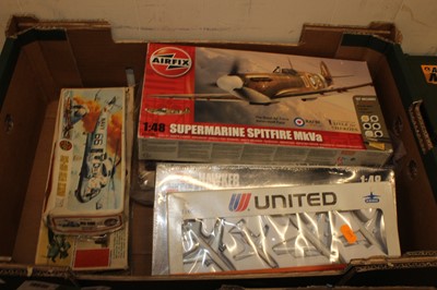 Lot 1403 - A box of mixed plastic kits, aircraft and...