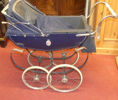 Lot 1371 - A Silver Cross dolls pram