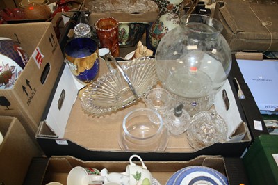 Lot 637 - A collection of glassware, to include an...