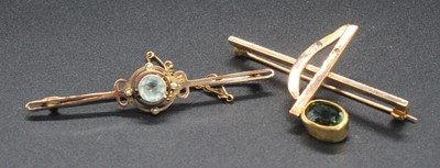 Lot 417 - A 9ct gold, blue topaz and seed pearl set bar...