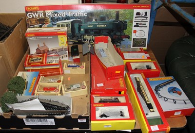 Lot 1513 - A collection of Hornby 00 gauge railway items,...