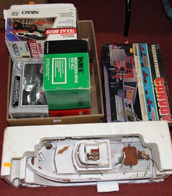 Lot 1514 - A box of mainly radio control related models,...