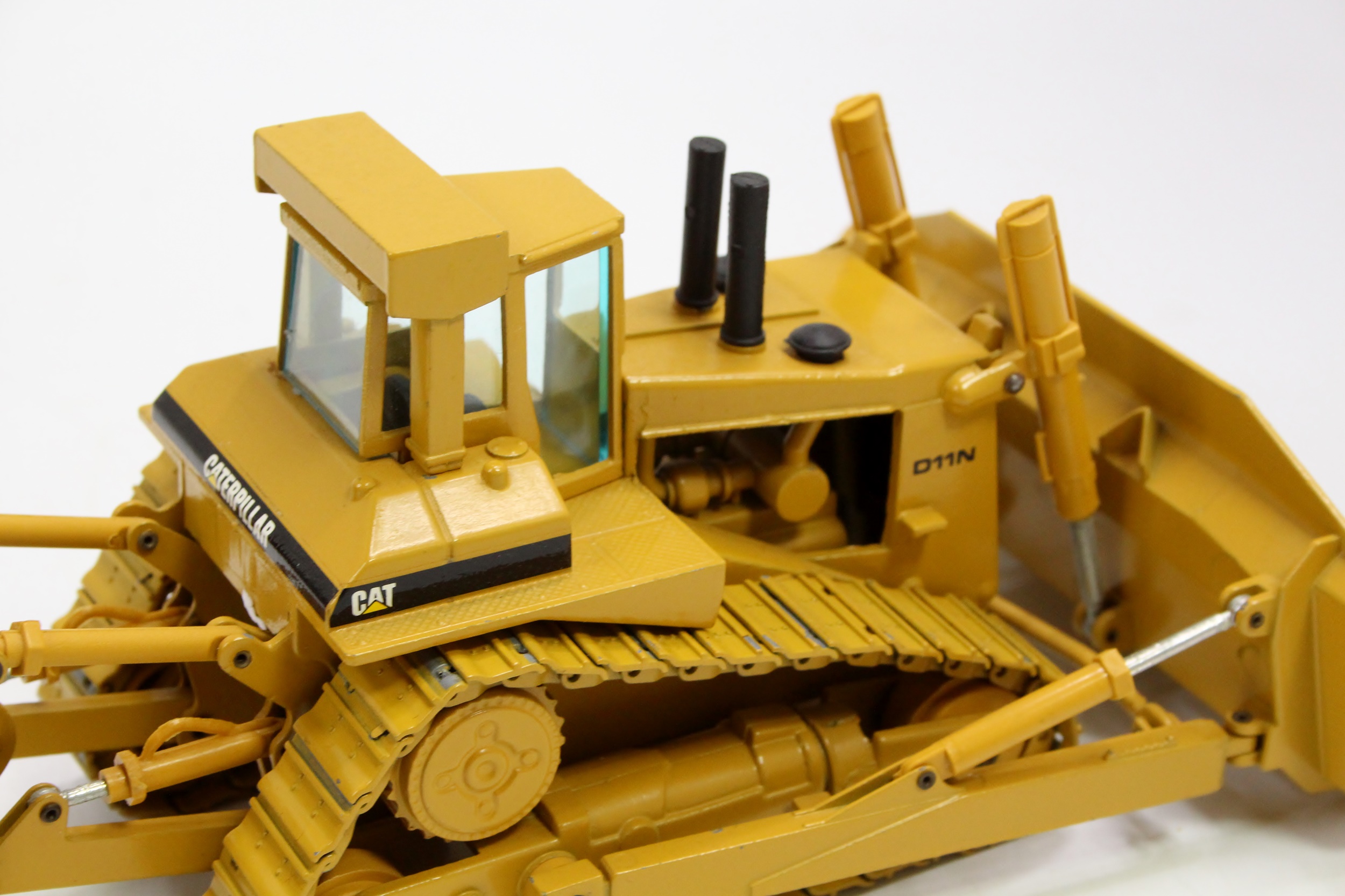 NZG 387 Caterpillar 16G niveleuse échelle 1:50 NZG 387 Caterpillar 16G niveleuse échelle 1:50