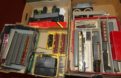 Lot 1471 - Four trays of 00 gauge related items of...