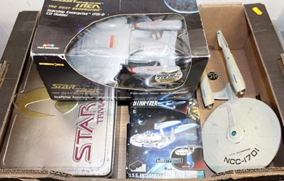 Lot 1507 - A tray of Star Trek and sci-fi related...