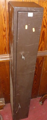 Lot 1138 - A painted steel gun cabinet with two keys, 134....