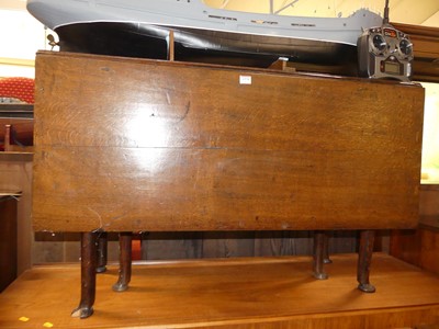 Lot 1370 - An early 19th century provincial oak dropleaf...