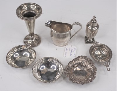 Lot 307 - A George V silver cream jug, of oval form,...