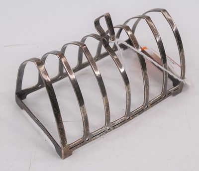 Lot 428 - A George V silver six-division toast-rack of...