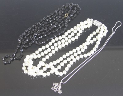 Lot 333 - Costume jewellery to include faux pearl choker,...