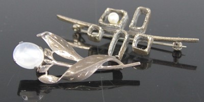 Lot 337 - A white metal moonstone set leaf and flower...