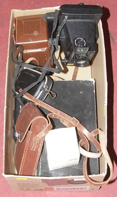 Lot 656 - A collection of photography equipment to...