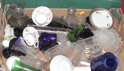 Lot 650 - A box of glass and ceramics to include blue...