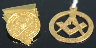 Lot 350 - A 9ct gold Masonic pendant, 3.1g; together...