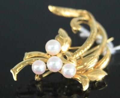 Lot 360 - A contemporary yellow metal and cultured pearl...