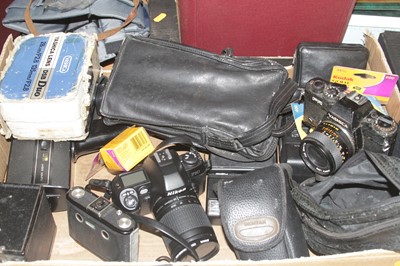 Lot 606 - A collection of vintage photography equipment,...